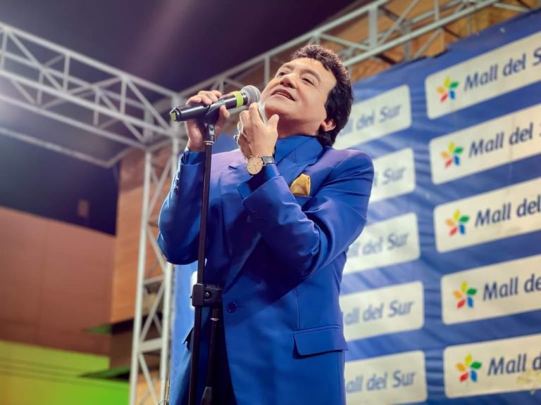 Carlos Burga, Yo Soy José José, cantando en el escenario del Mall del Sur en Lima