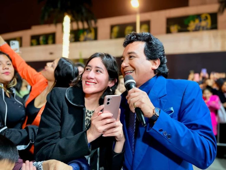 Yo Soy José José cantando junto a una fan en el público