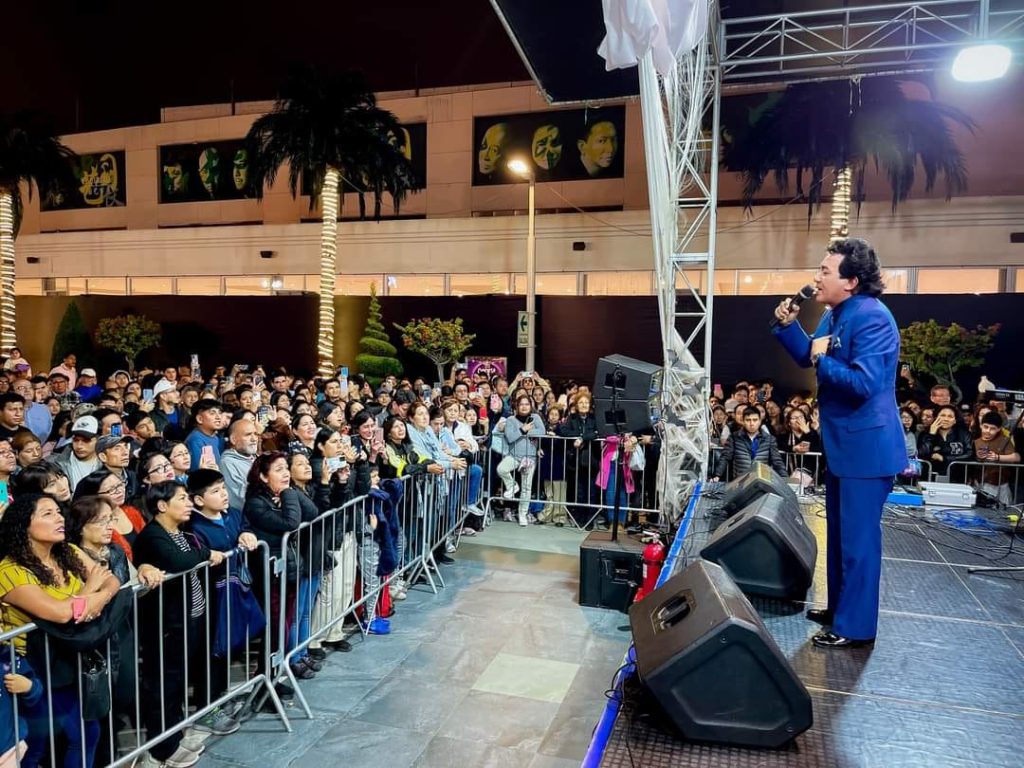Carlos Burga, Yo Soy José José, en concierto al aire libre ante el público