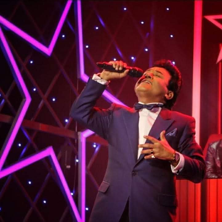 Carlos Burga cantando como José José en el set de Yo Soy de Latina