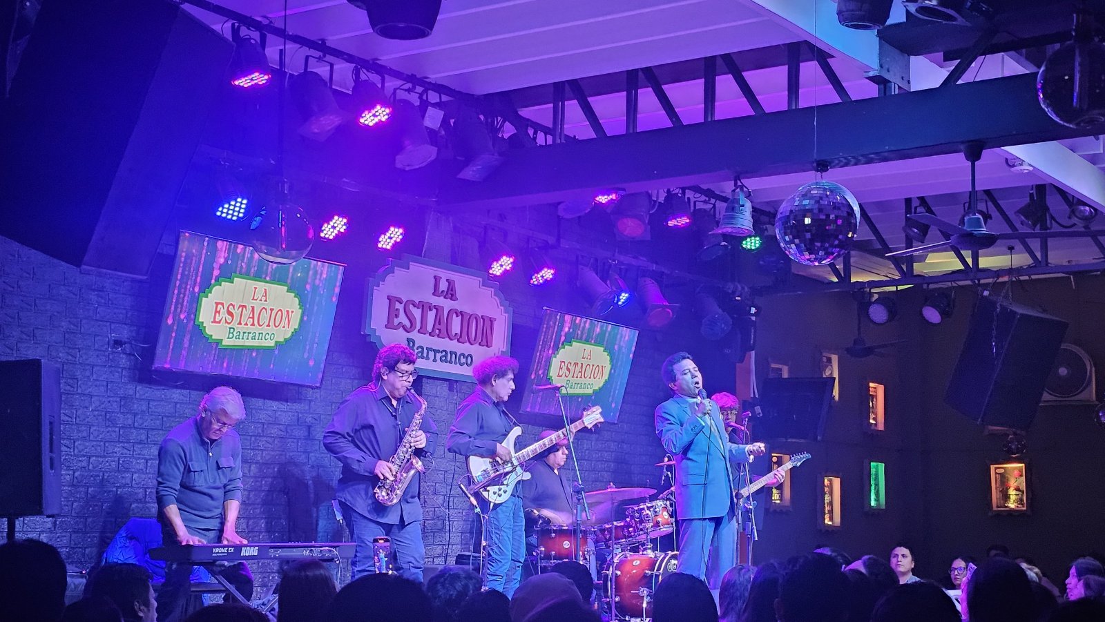 Carlos Burga, Yo Soy José José, con su grupo en vivo en el escenario