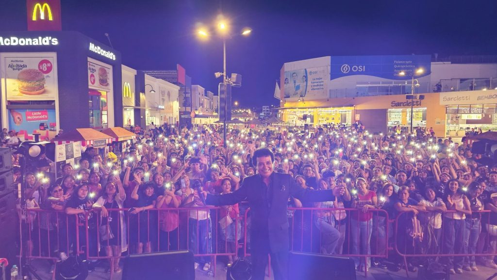 Carlos Burga, imitador de José José, en un concierto al aire libre de noche