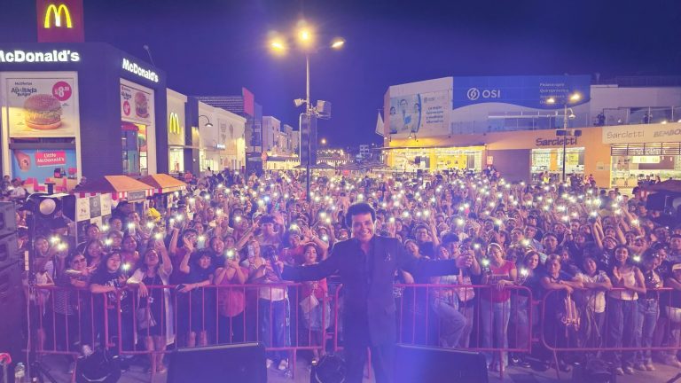 Carlos Burga, imitador de José José, en un concierto al aire libre de noche