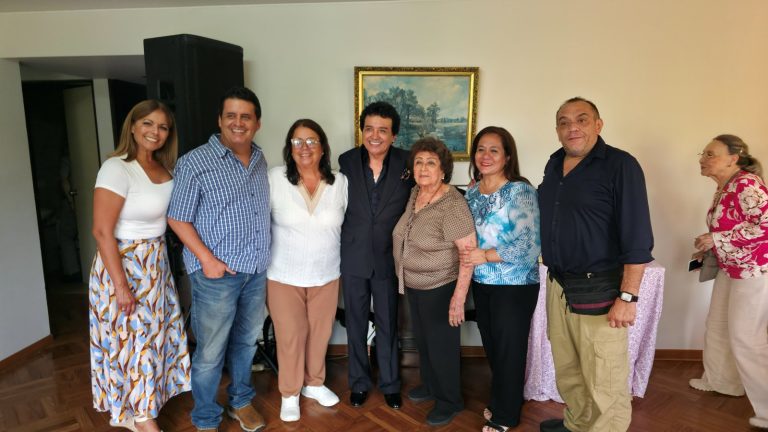Carlos Burga, Yo Soy José José, con la familia después de una sorpresa de cumpleaños