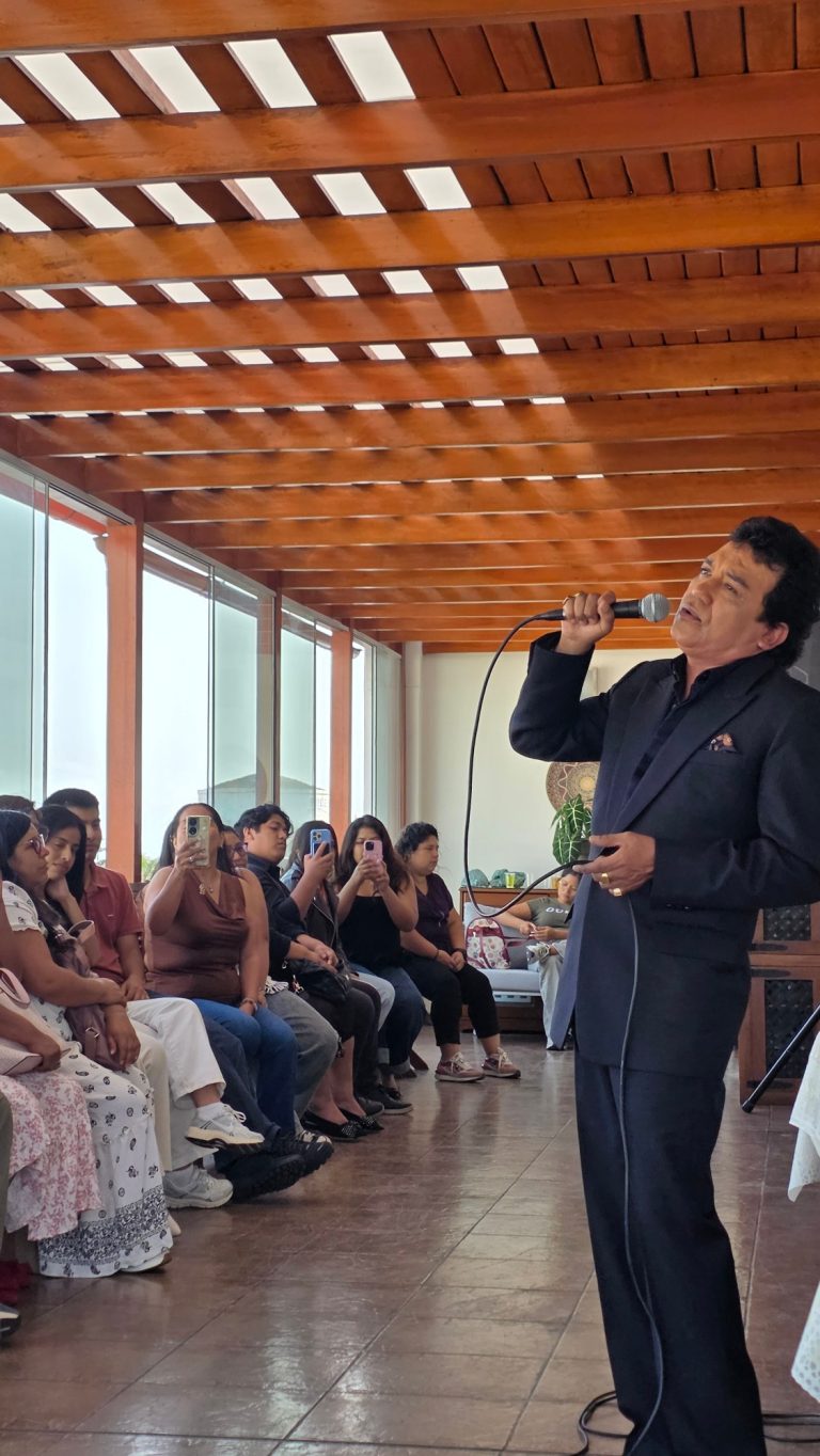 Carlos Burga, imitador de José José, cantando en un evento privado