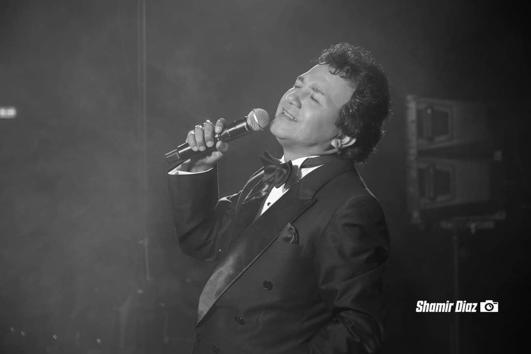 Carlos Burga interpretando a José José con esmoquin, foto en blanco y negro