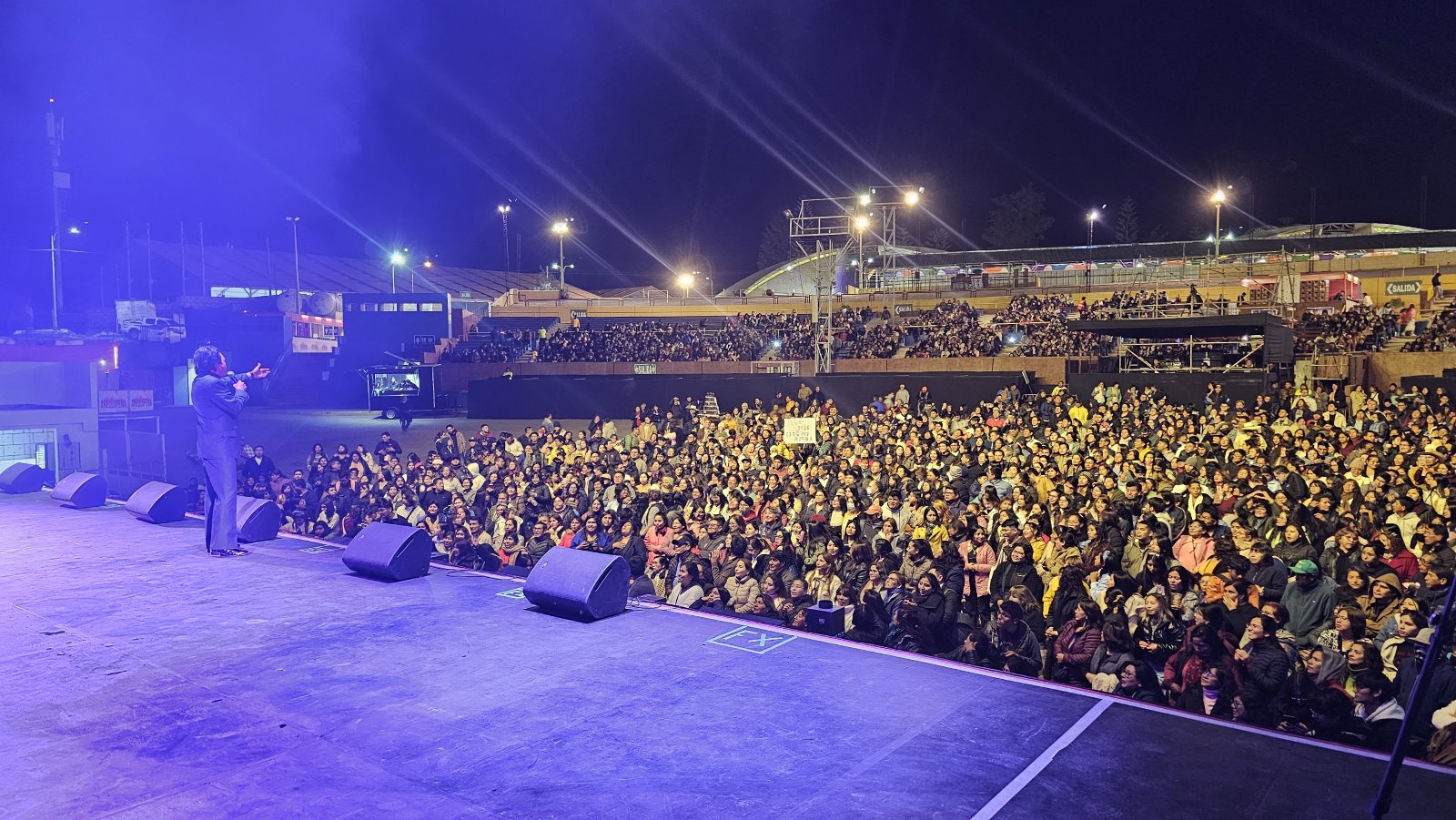 Carlos Burga, Yo Soy José José, cantando ante miles de personas en un concierto