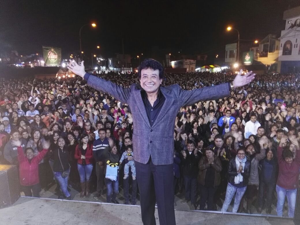 Yo Soy José José saluda con los brazos abiertos al público en una plaza llena