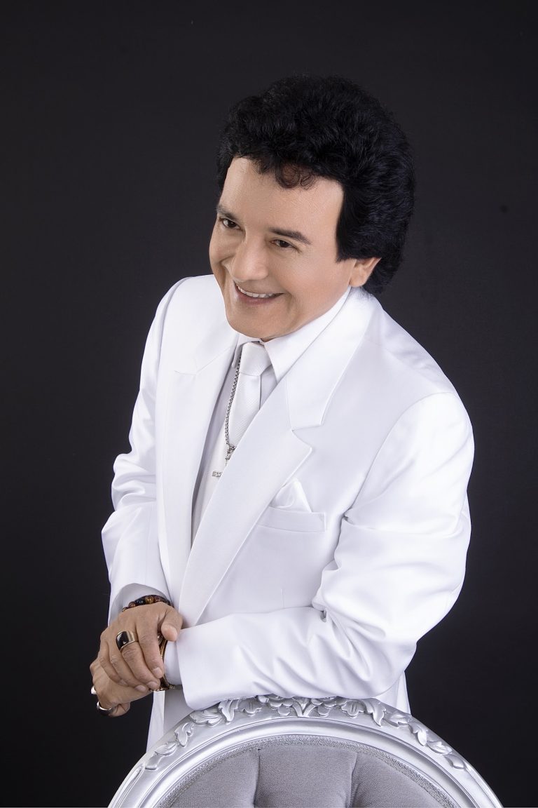 Carlos Burga, José José de Yo Soy, con traje blanco