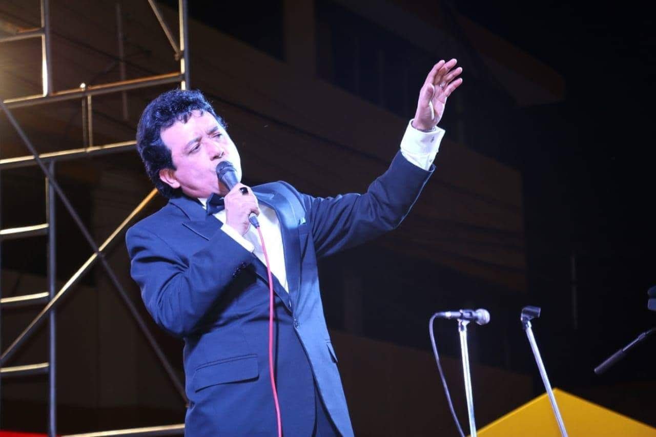 Carlos Burga, imitador de José José, cantando en vivo con esmoquin azul