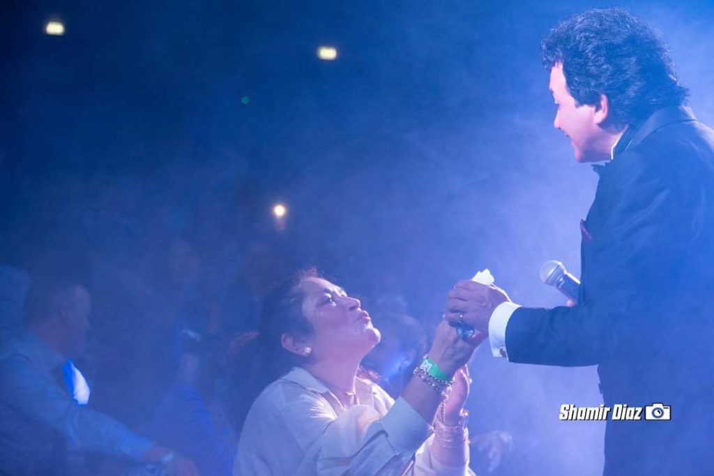 Carlos Burga, Yo Soy José José, con una admiradora emocionada en concierto