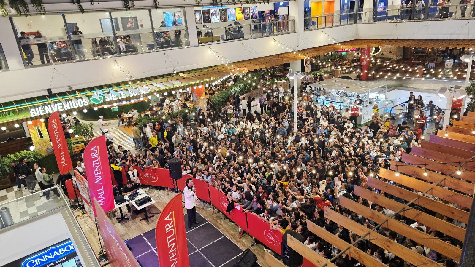 Show de Yo Soy José José ante una multitud en un centro comercial