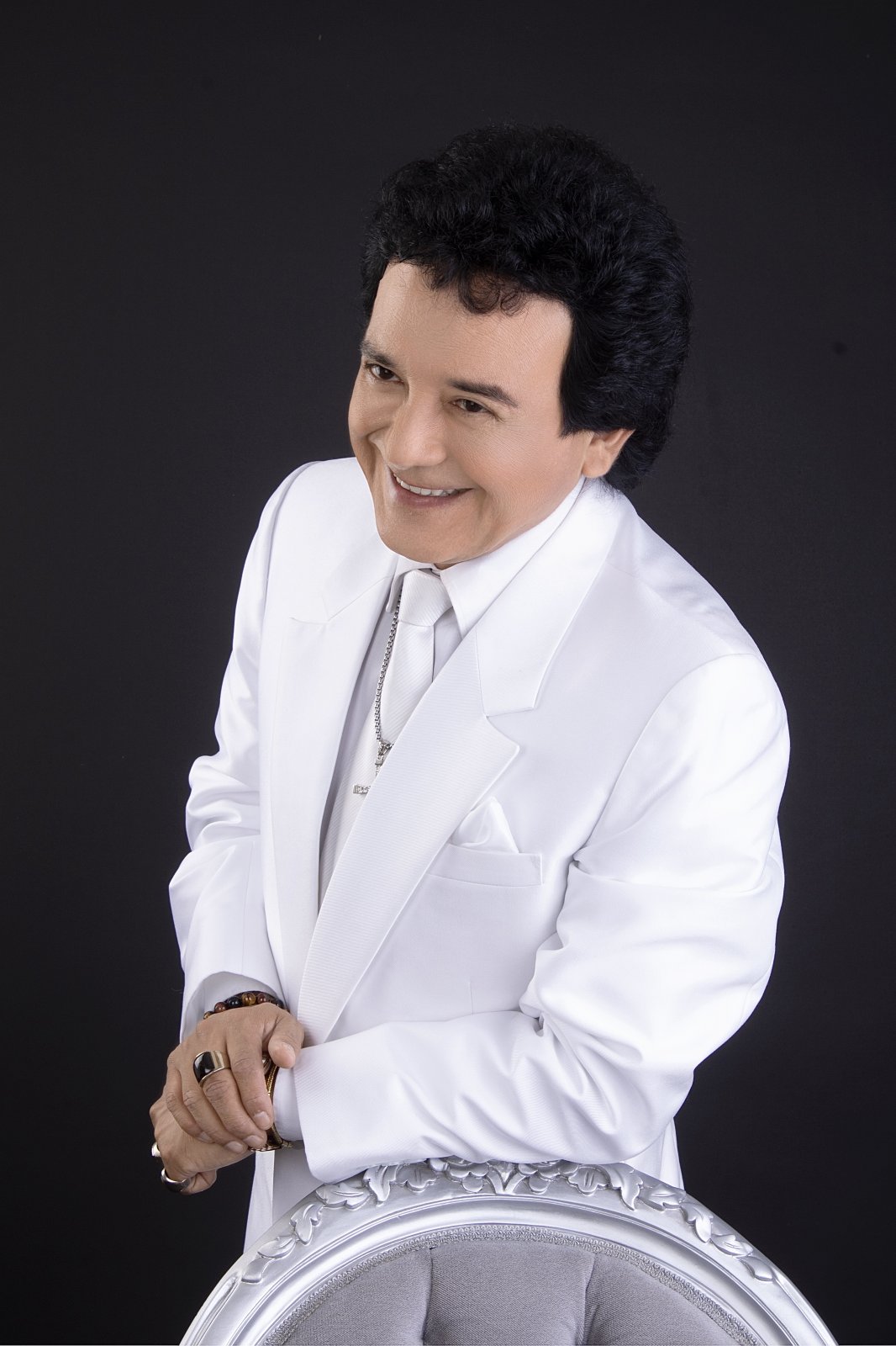 Retrato de estudio de Carlos Burga, Yo Soy José José, con traje blanco