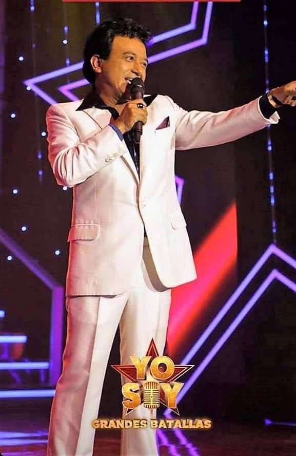 Carlos Burga como José José con traje blanco en Yo Soy Grandes Batallas