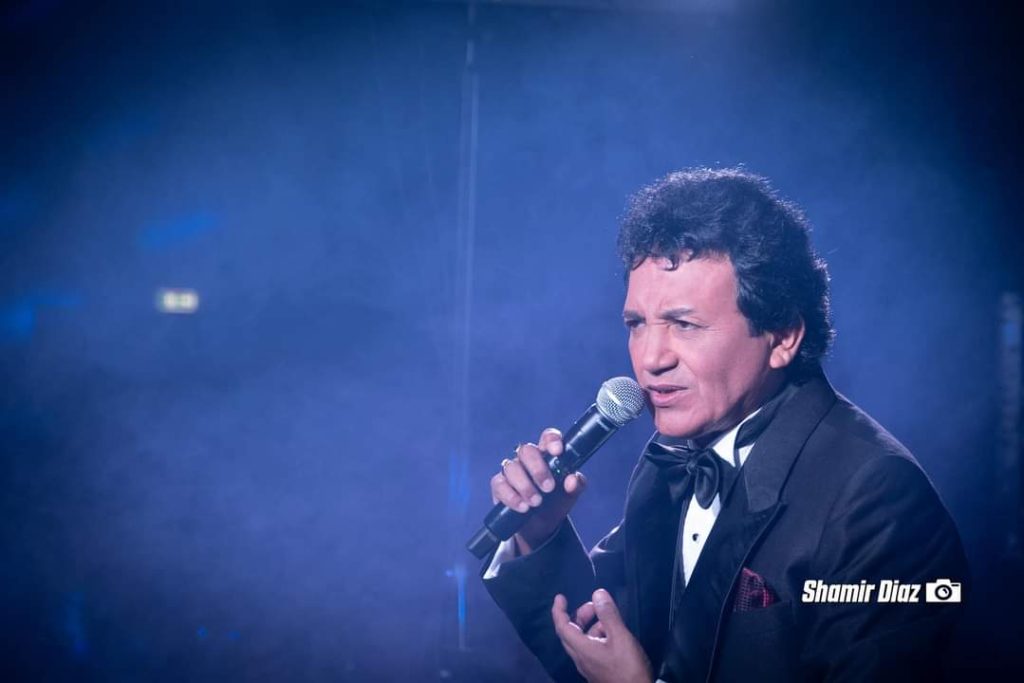 Carlos Burga, Yo Soy José José, con esmoquin cantando en concierto