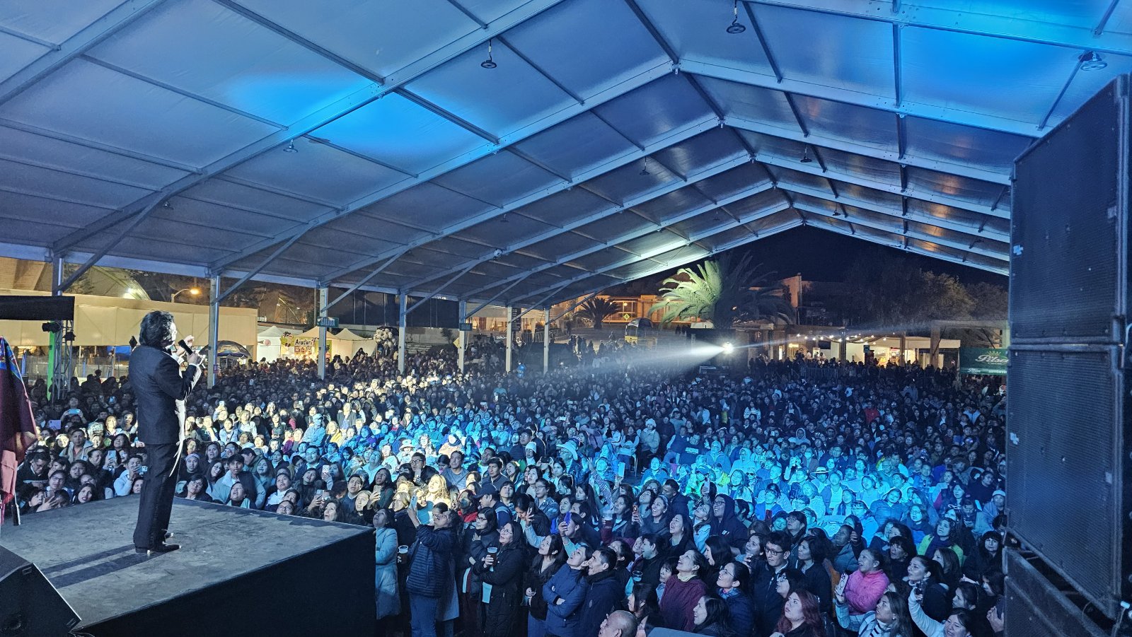 Concierto de Yo Soy José José bajo una gran carpa llena de público