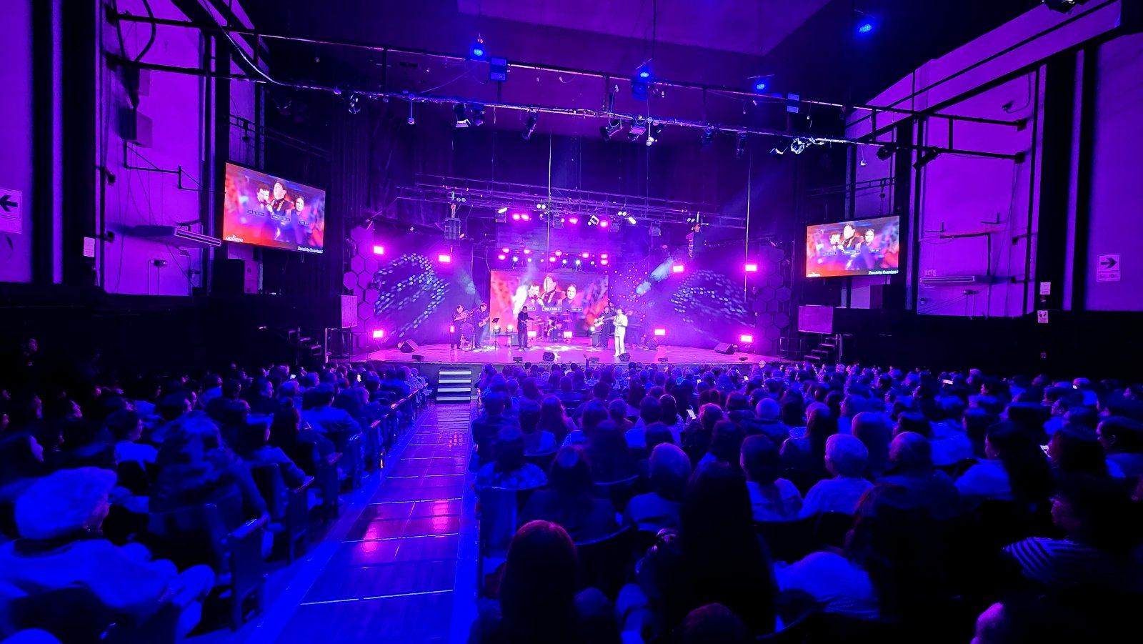 Concierto de Yo Soy José José en un teatro con pantallas y público