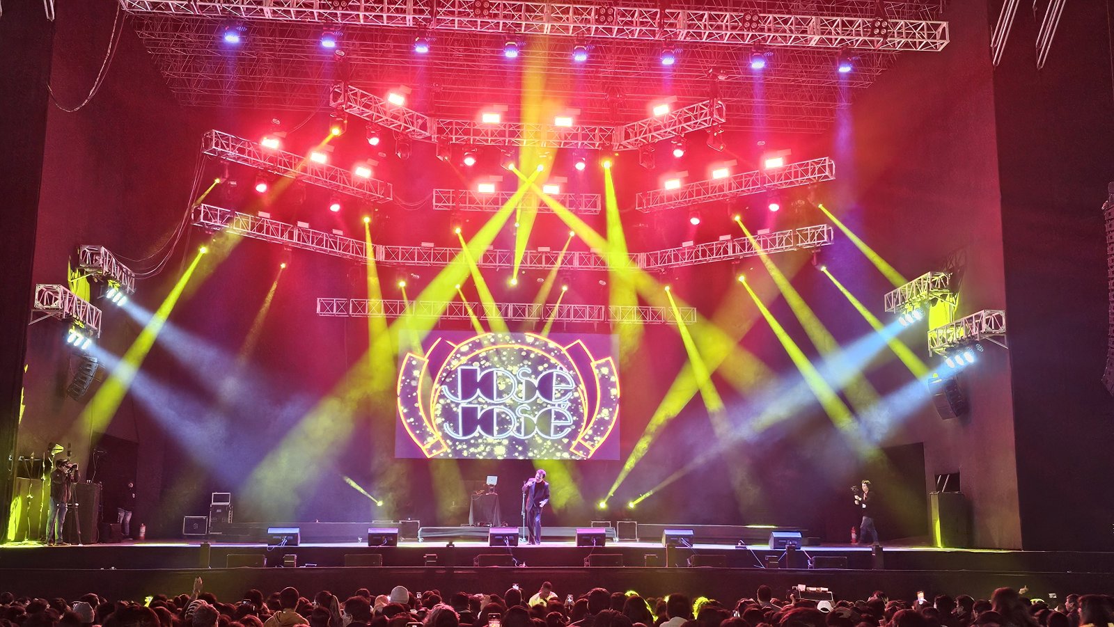 Escenario con luces y pantalla JOSÉ JOSÉ durante el show de Carlos Burga