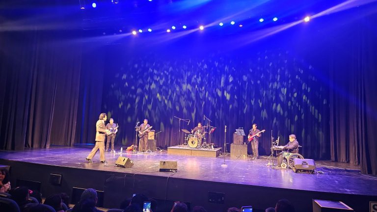 Carlos Burga, Yo Soy José José, con su grupo en vivo de 5 músicos en el teatro