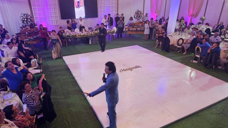 Show de José José en un cumpleaños de 80 años con los invitados cantando
