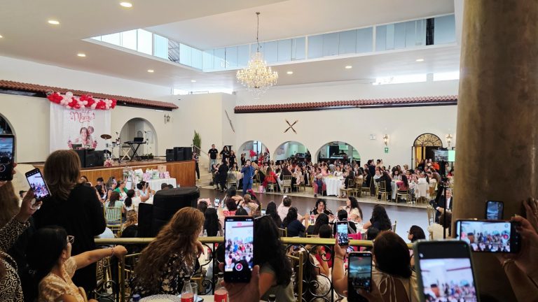Show de José José por el Día de la Madre en un salón de eventos