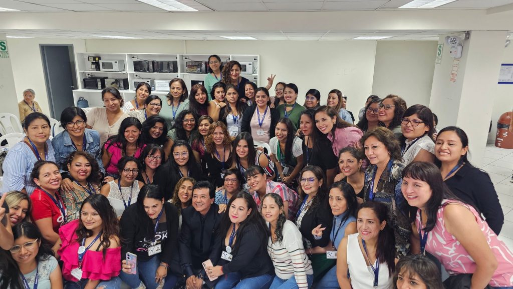 Carlos Burga, Yo Soy José José, con el personal de una empresa en un evento corporativo