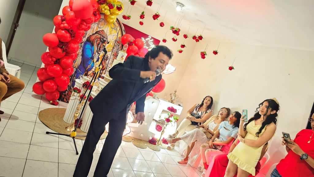 Show de José José en una fiesta privada decorada con globos rojos
