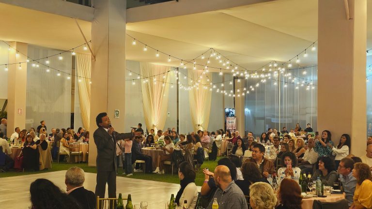 Show de José José en una gala elegante en Lima con mesas de invitados