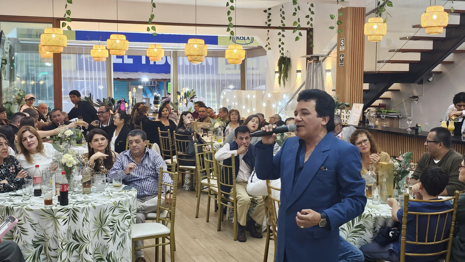 Show de Yo Soy José José entre las mesas de una cena de gala