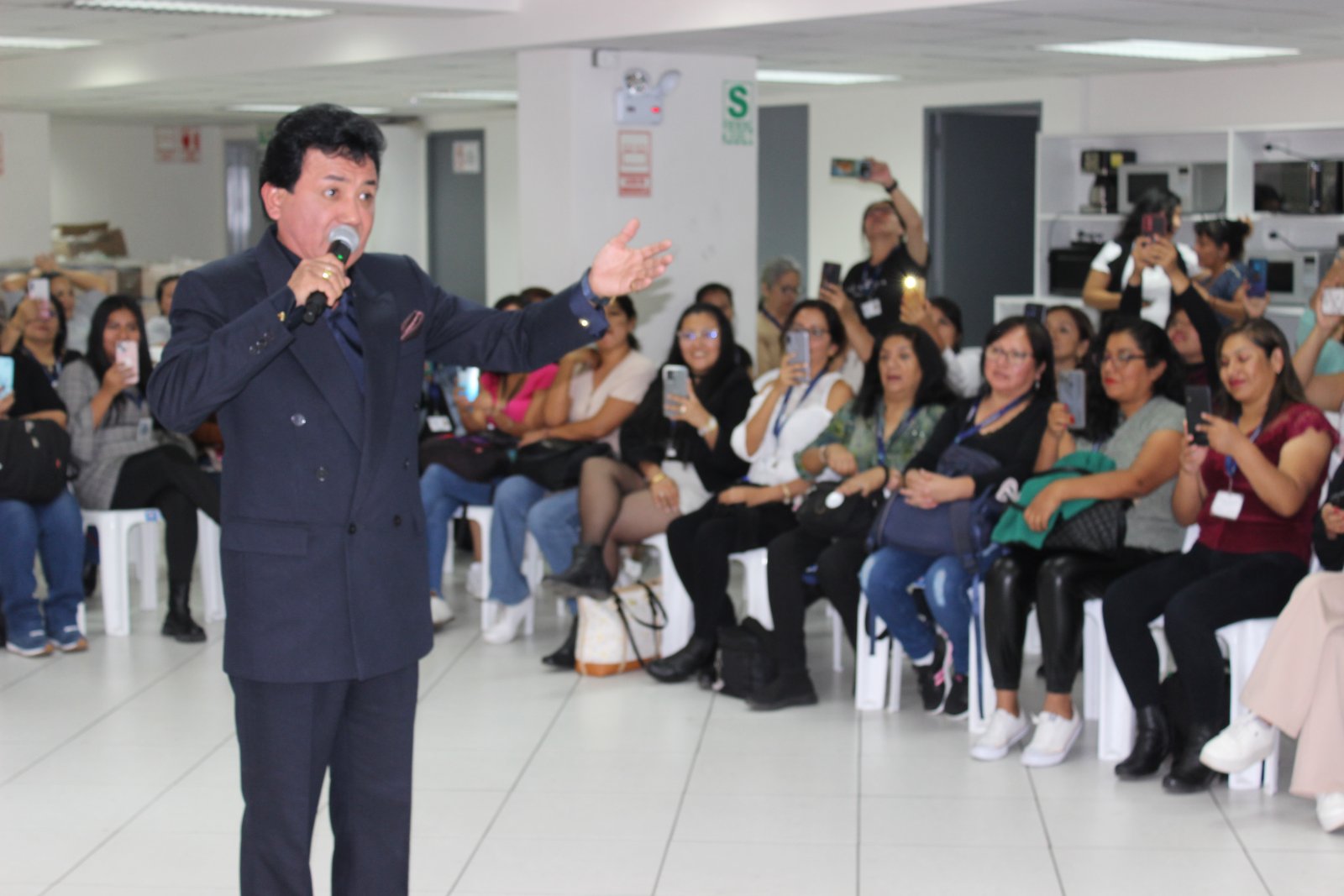 Carlos Burga, Yo Soy José José, cantando en un evento de empresa