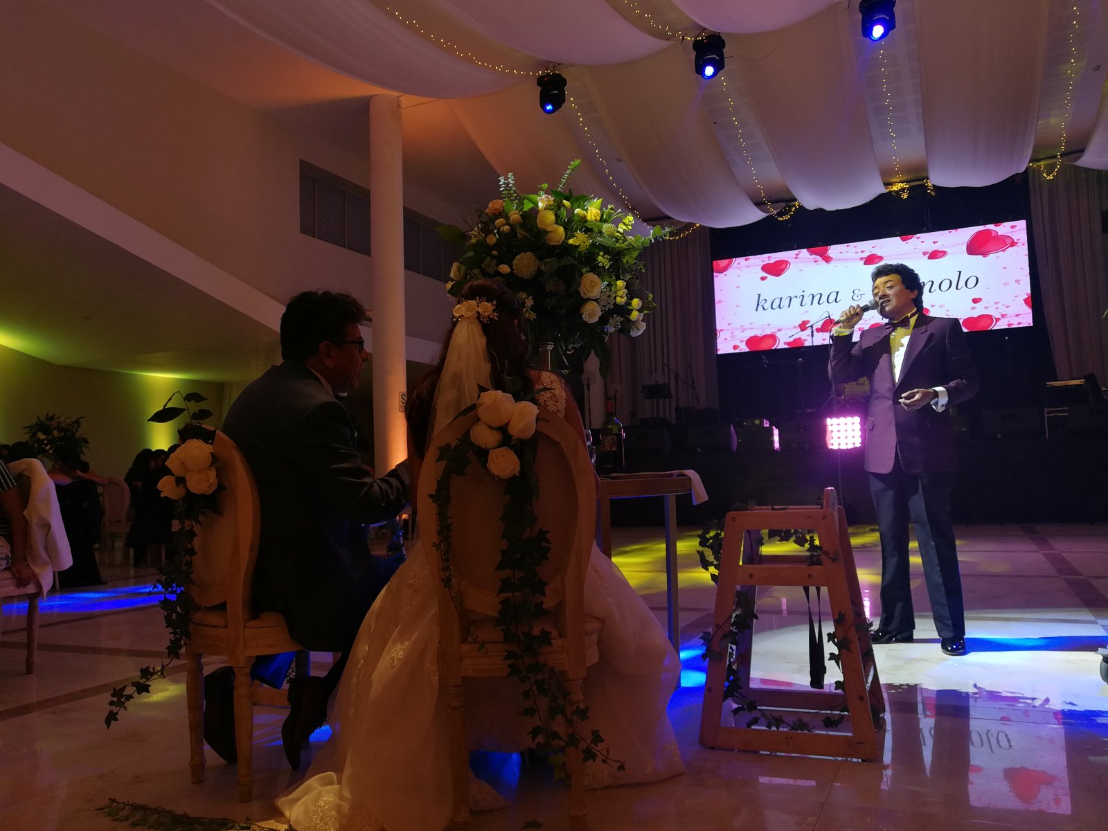 Yo Soy José José cantando para los novios en una boda