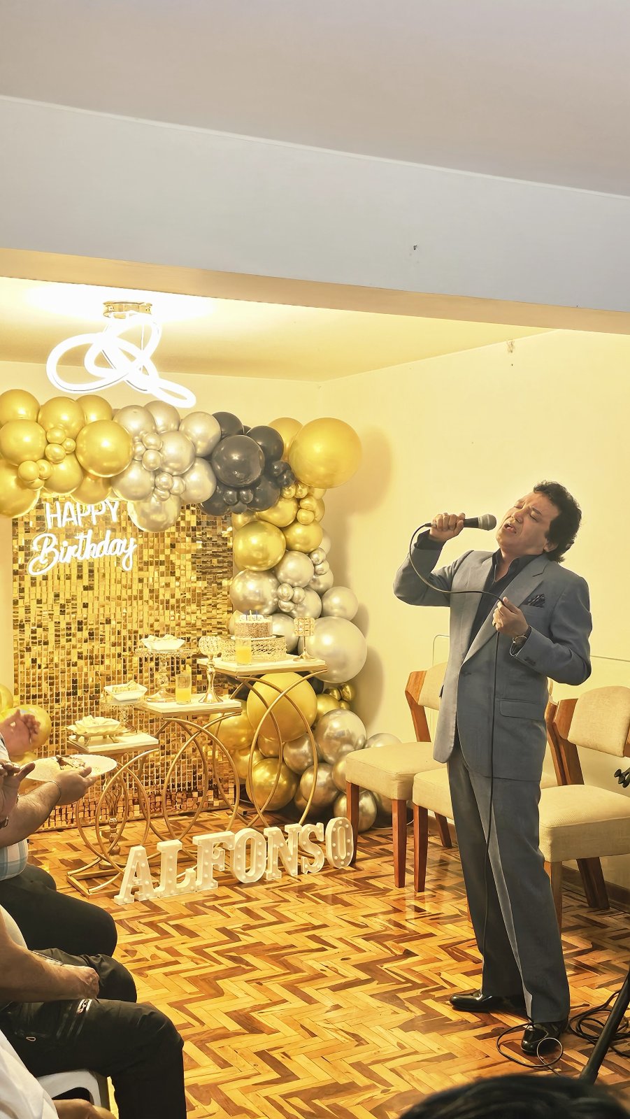 Sorpresa de cumpleaños con show de Yo Soy José José en casa