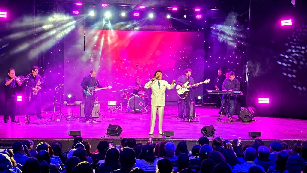 Yo Soy José José, Carlos Burga, en concierto con banda en vivo y traje blanco