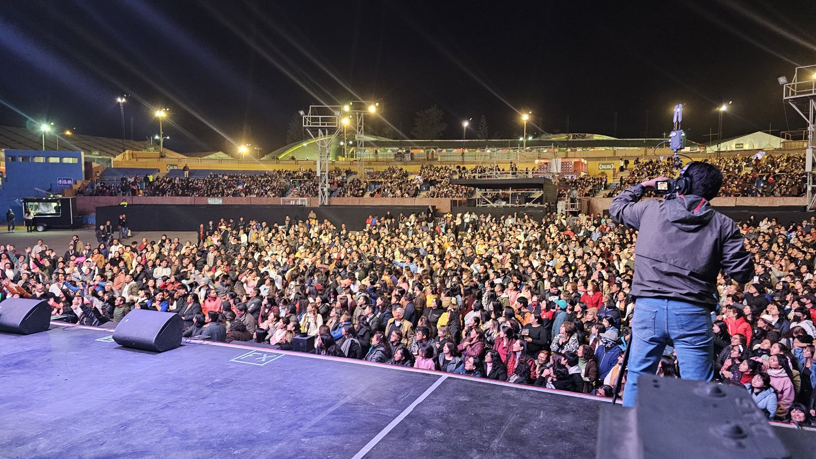 Vista desde el escenario de un concierto multitudinario de Yo Soy José José