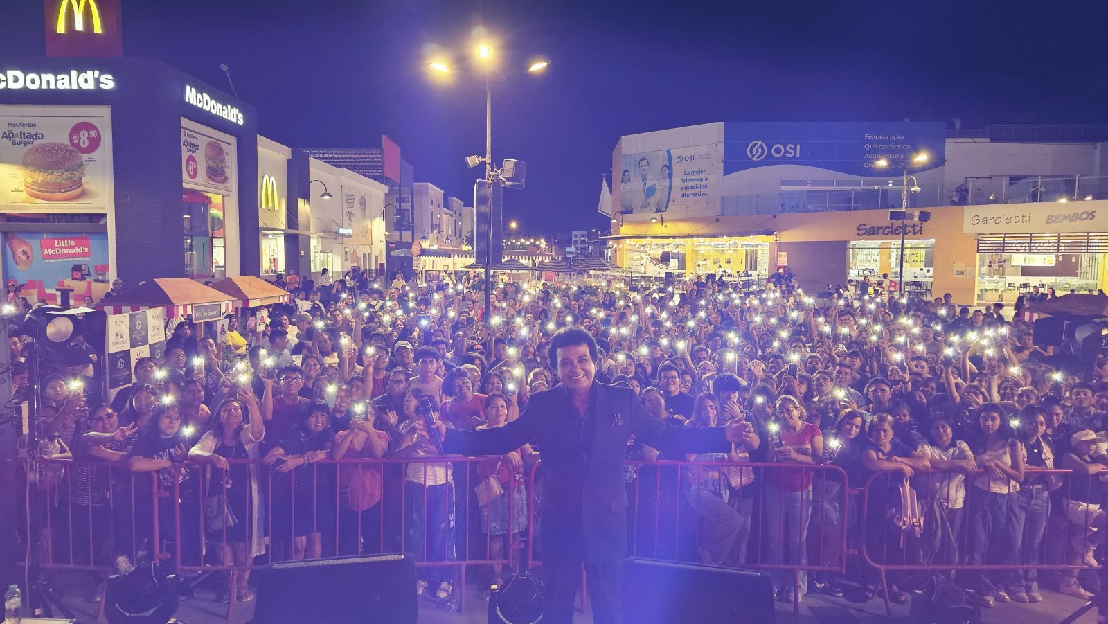 Público con las luces de sus celulares en el concierto de Yo Soy José José
