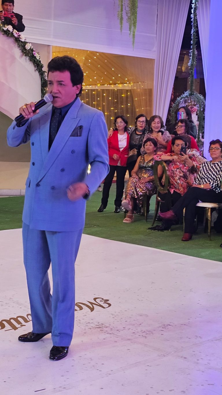 Yo Soy José José cantando en el cumpleaños de una adulta mayor rodeada de su familia