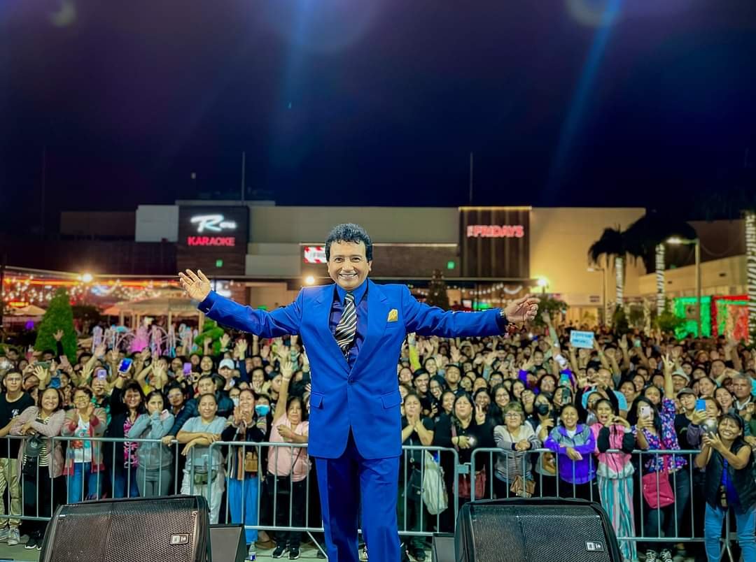 Carlos Burga, Yo Soy José José, con traje azul saludando a una multitud