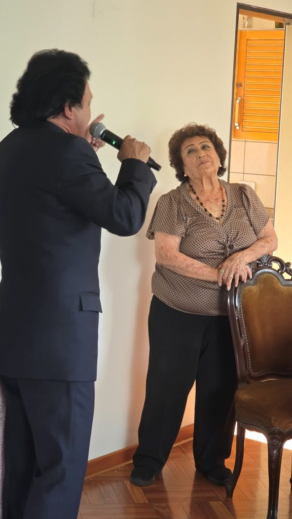 Yo Soy José José cantándole a una adulta mayor en una sorpresa de cumpleaños en casa